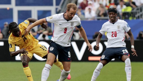 Soccer Football - FIFA World Cup 2026 - Group L - England v Ghana - Boston Stadium, Foxborough, Massachusetts, U.S. - June 23, 2026 Ghana's Gideon Mensah in action with England's Harry Kane and Noni Madueke REUTERS/Brian Snyder