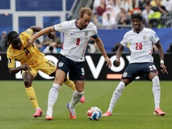 Soccer Football - FIFA World Cup 2026 - Group L - England v Ghana - Boston Stadium, Foxborough, Massachusetts, U.S. - June 23, 2026 Ghana's Gideon Mensah in action with England's Harry Kane and Noni Madueke REUTERS/Brian Snyder