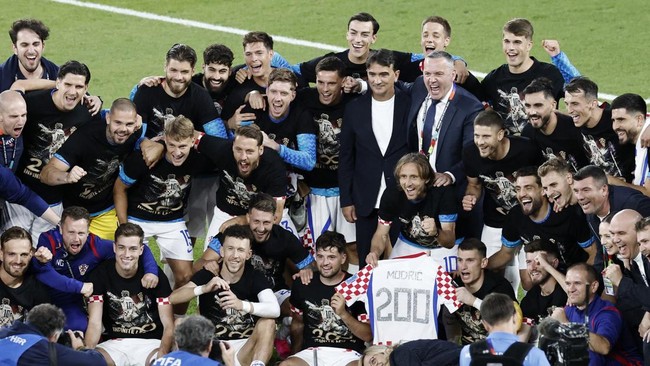Soccer Football - FIFA World Cup 2026 - Group L - Panama v Croatia - Toronto Stadium, Toronto, Canada - June 23, 2026 Croatia's Luka Modric poses for a photo with his teammates with a commemorative shirt presented by President of the Croatian Footbal