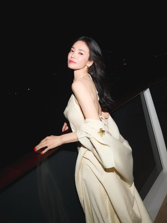 Baru-baru ini, aktris Korea Song Hye Kyo tampil elegan dan berkelas saat menghadiri gala dinner bersama brand Guerlain./ Foto: instagram.com/kyo1122
