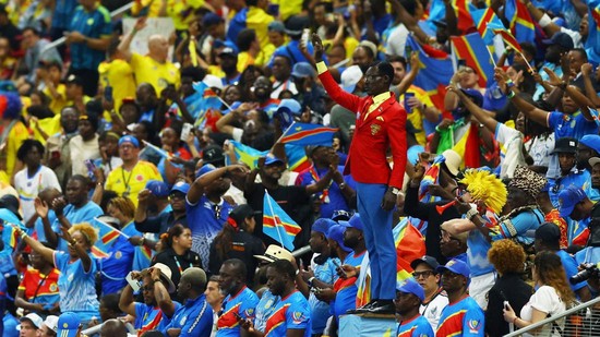 Suporter timnas RD Kongo meniru gaya ikonik Patrice Lumumba.