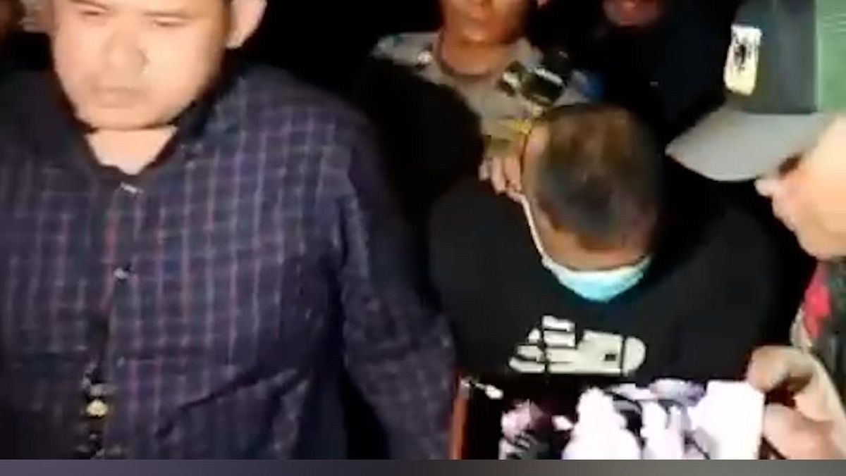 Momen Taufik Hidayat Digiring Usai Ditangkap Polisi