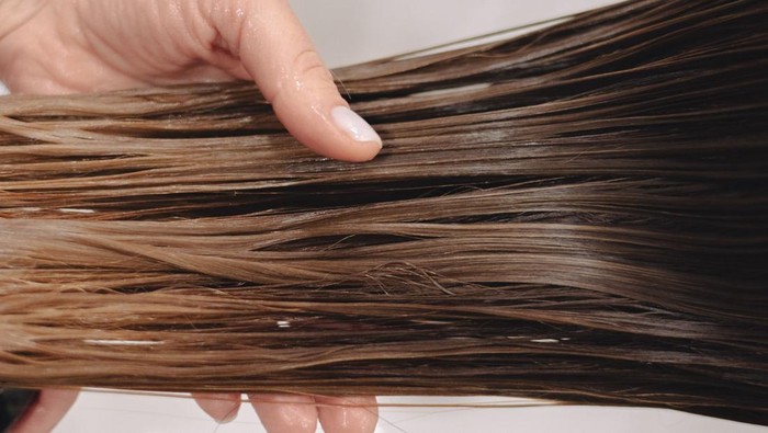 Tidak menggosok rambut yang masih basah dengan handuk