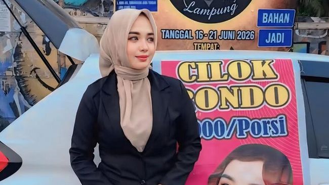 Viral Ibu Penjual Cilok Pakai Baju Formal Saat Berdagang, Banyak yang Mengira Pegawai Bank