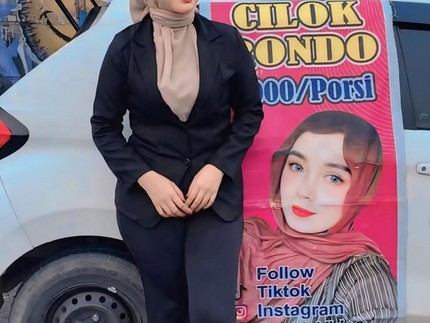 Viral Ibu Penjual Cilok Pakai Baju Formal Saat Berdagang, Banyak yang Mengira Pegawai Bank