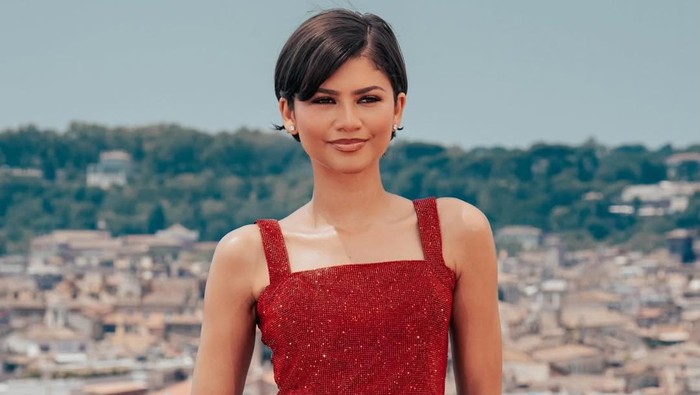 Zendaya Curi Perhatian Pakai Outfit Spider-Man 