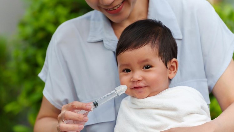 5 Cara Cuci Hidung Bayi yang Aman&comma; Manfaat&comma; Risiko Bahaya & Rekomendasi Alat