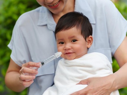 5 Cara Cuci Hidung Bayi yang Aman, Manfaat, Risiko Bahaya & Rekomendasi Alat