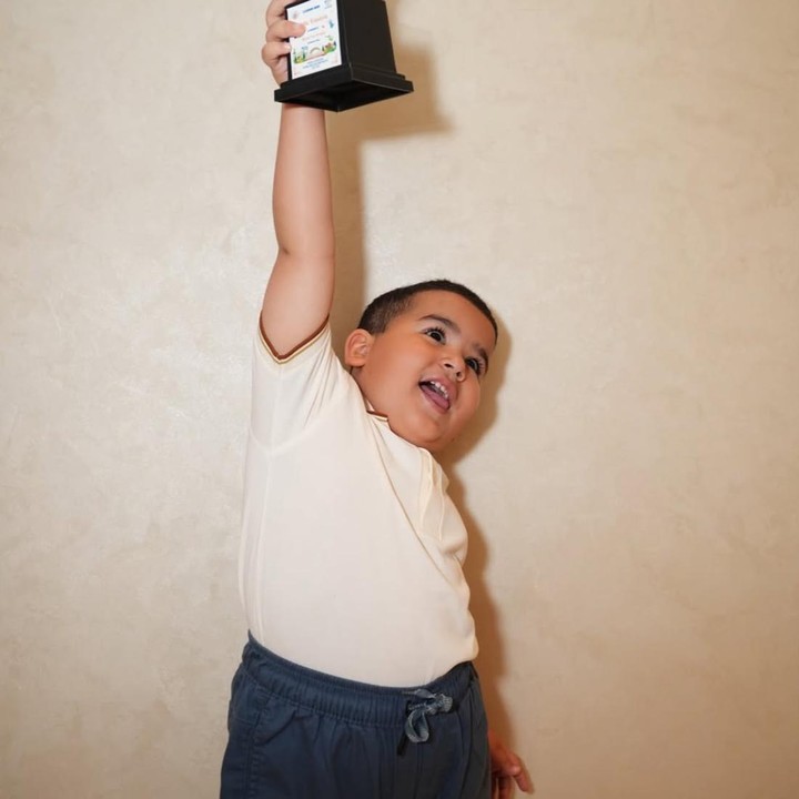 <p>Dalam unggahannya, Isa terlihat berpose dengan wajah ceria sambil memegang piala yang bertuliskan '<em>Little Einstein</em>'. Penghargaan tersebut diberikan sebagai bentuk apresiasi atas kecerdasannya selama mengikuti kegiatan di sekolah. Tasya pun turut mengungkapkan rasa bangga dan memberikan ucapan selamat kepada sang putra. "Selamat adik sayang dapat pialanya <em>Little Einstein</em>! Anak pintar kesayangan mama," tulis Tasya lewat Instagram-nya. (Foto: Instagram @tasyafarasya)</p>