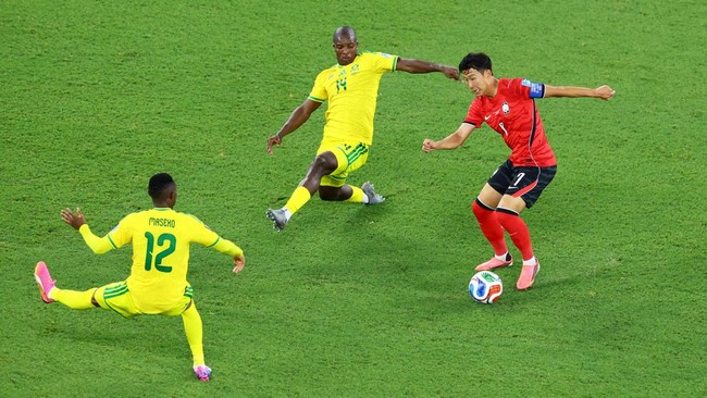Soccer Football - FIFA World Cup 2026 - Group A - South Africa v South Korea - Estadio Monterrey, Monterrey, Mexico - June 24, 2026 South Korea's Son Heung-min in action with South Africa's Mbekezeli Mbokazi and Thapelo Maseko REUTERS/Raquel Cunha