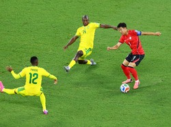 Soccer Football - FIFA World Cup 2026 - Group A - South Africa v South Korea - Estadio Monterrey, Monterrey, Mexico - June 24, 2026 South Korea's Son Heung-min in action with South Africa's Mbekezeli Mbokazi and Thapelo Maseko REUTERS/Raquel Cunha