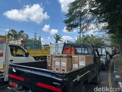 Truk Antre Isi Solar Bikin Jalan Margomulyo Surabaya Macet Total!