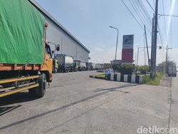Antrean Truk Isi Solar di SPBU Porong Sidoarjo Menggila 1,5 Km