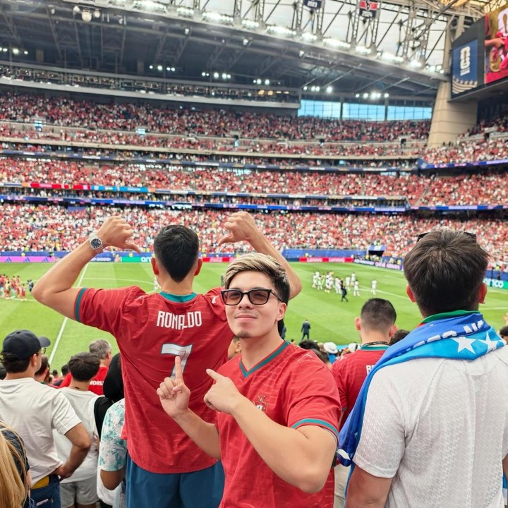 <p>Atta mencurahkan perasaan bahagianya bisa menonton Piala Dunia 2026 dan melihat langsung sang idola bertanding di lapangan hijau. "Bisakah pria menangis? 20 tahun yang lalu, aku melihatmu dan menemukan inspirasiku. Kamu memotivasiku untuk bermimpi lebih besar. Dan sekarang, di usia 41, kamu masih bisa membuktikan kalau orang-orang yang membecimu itu salah. Mimpi menjadi nyata. Menonton kamu mencetak skor di Piala Dunia Terakhir adalah segalanya yang pernah aku impikan," tulis Atta di postingan Instagram. (Foto: Instagram @aurelie.hermansyah)</p>
