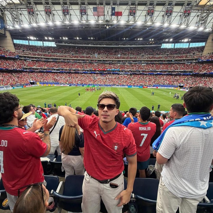 <p>Atta terlihat begitu bahagia saat Portugal menang telak 5-0 melawan Uzbekistan. Ayah dua anak ini bahkan sempat meneteskan air mata tidak percaya saat idoalnya Cristiano Ronaldo berhasil mencetak gol, dan memastikan timnya lolos babak kualifikasi. (Foto: Instagram @aurelie.hermansyah)</p>