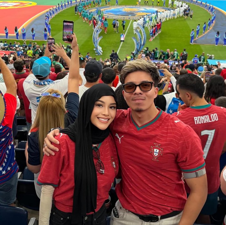 <p>Pertandingan lain yang dihadiri Aurel dan Atta adalah laga antara Portugal melawan Uzbekistan. Laga yang digelar sehari setelah Argentina versus Austria ini juga dinanti oleh Atta lantaran ia turut mengidolakan pemain Portugal, Cristiano Ronaldo. "Mimpi Kami bisa nonton Piala Dunia. Nonton Dua Goat Idola Messi Ronaldo," ungkap Atta.&nbsp;(Foto: Instagram @aurelie.hermansyah)</p>