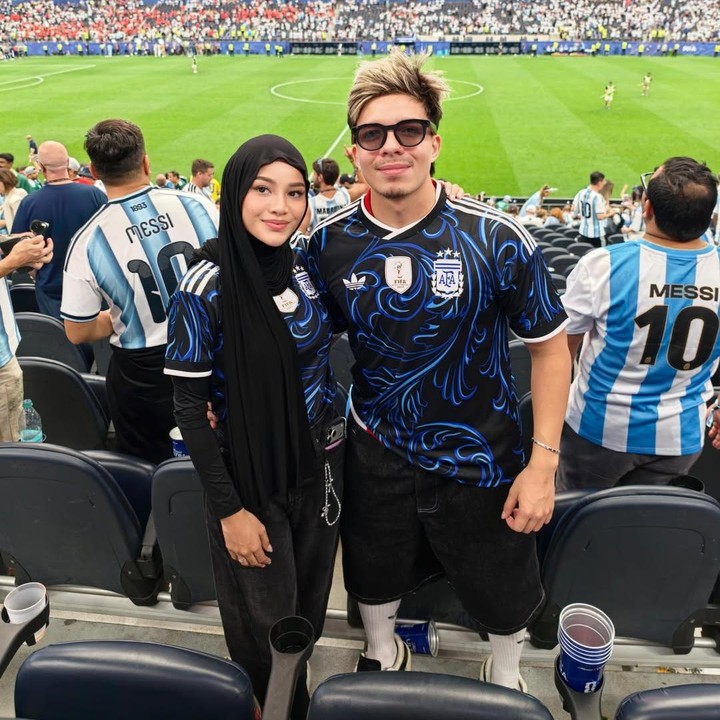 <p>Pertandingan pertama yang disaksikan Aurel dan Atta adalah laga antara negara Argentina dan Austria. Di pertandingan ini, keduanya mendukung negara Argentina.&nbsp;&nbsp;(Foto: Instagram @aurelie.hermansyah)</p>