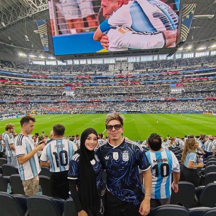 <p>Di momen pertandingan ini, Aurel dan Atta juga kompak mengenakan jersey negara Argentina. Pasangan yang telah dikaruniai dua anak ini tampaknya sudah merencanakan sejak jauh hari untuk menonton pertandingan tim Argentina di Piala Dunia. (Foto: Instagram @aurelie.hermansyah)</p>