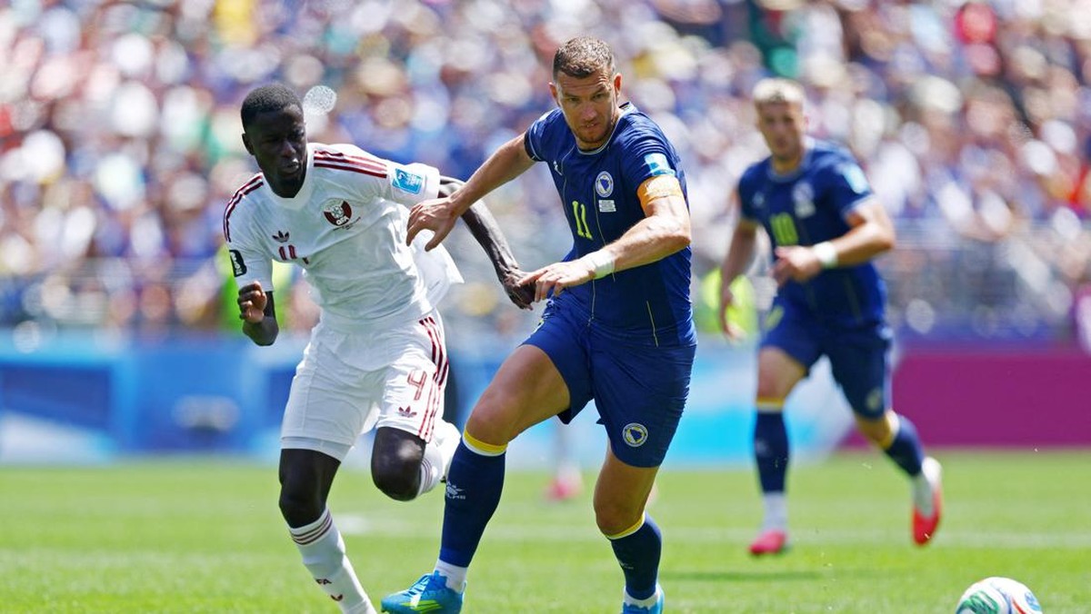 Soccer Football - FIFA World Cup 2026 - Group B - Bosnia and Herzegovina v Qatar - Seattle Stadium, Seattle, Washington, U.S. - June 24, 2026 Bosnia and Herzegovina's Edin Dzeko in action with Qatar's Issa Laye REUTERS/Luisa Gonzalez