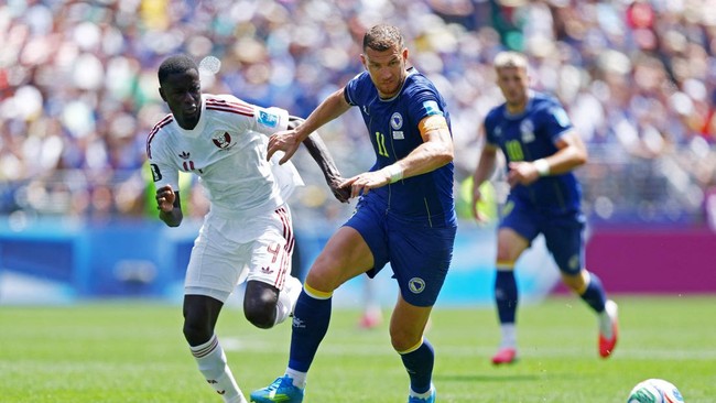 Soccer Football - FIFA World Cup 2026 - Group B - Bosnia and Herzegovina v Qatar - Seattle Stadium, Seattle, Washington, U.S. - June 24, 2026 Bosnia and Herzegovina's Edin Dzeko in action with Qatar's Issa Laye REUTERS/Luisa Gonzalez