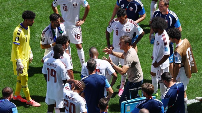 Soccer Football - FIFA World Cup 2026 - Group B - Bosnia and Herzegovina v Qatar - Seattle Stadium, Seattle, Washington, U.S. - June 24, 2026 Qatar coach Julen Lopetegui gives instructions to Qatar players during the second half hydration break REUTE
