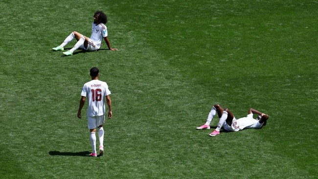 Soccer Football - FIFA World Cup 2026 - Group B - Bosnia and Herzegovina v Qatar - Seattle Stadium, Seattle, Washington, U.S. - June 24, 2026 Qatar's Akram Afif, Almoez Ali and Boualem Khoukhi look dejected after the match REUTERS/Eloisa Lopez     TP