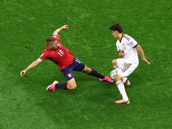 Soccer Football - FIFA World Cup 2026 - Group A - Czech Republic v Mexico - Estadio Azteca, Mexico City, Mexico - June 24, 2026 Czech Republic's Michal Sadilek in action with Mexico's Gilberto Mora REUTERS/Henry Romero