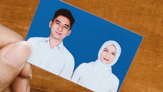 Berawal Cinlok, Dea Annisa Kini Unggah Foto Background Biru Dengan Achmad Zacky