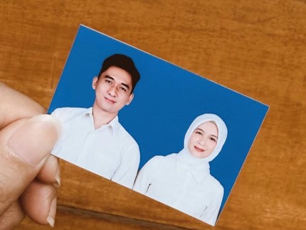 Berawal Cinlok, Dea Annisa Kini Unggah Foto Background Biru dengan Achmad Zacky