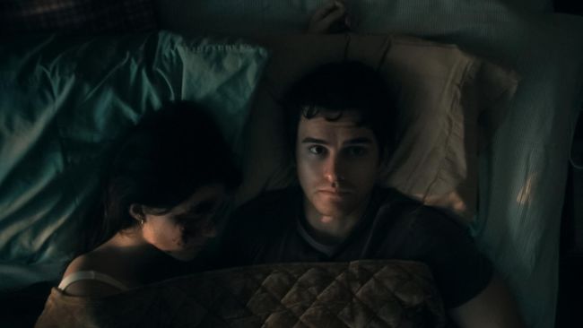 Michael Johnston dan Inde Navarrette sebagai Bear dan Niki dalam film Obsession (2025). (Blumhouse Productions)
