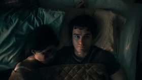 Michael Johnston dan Inde Navarrette sebagai Bear dan Niki dalam film Obsession (2025). (Blumhouse Productions)