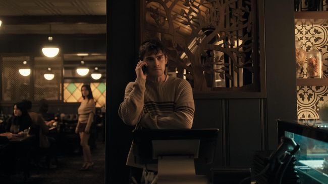 Michael Johnston dan Inde Navarrette sebagai Bear dan Niki dalam film Obsession (2025). (Blumhouse Productions)