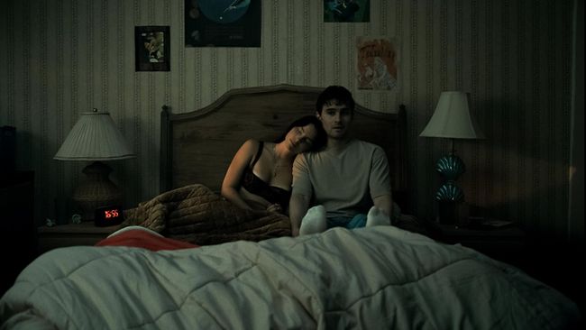 Michael Johnston dan Inde Navarrette sebagai Bear dan Niki dalam film Obsession (2025). (Blumhouse Productions)