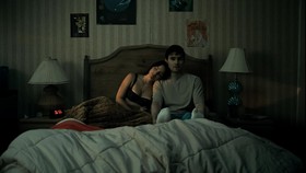 Michael Johnston dan Inde Navarrette sebagai Bear dan Niki dalam film Obsession (2025). (Blumhouse Productions)