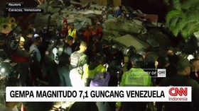 Sejumlah orang diduga terjebak di bawah reruntuhan bangunan usai gempa magnitudo 7,1 melanda ibu kota Caracas, Venezuela, pada Rabu (24/6).
Gempa yang terjadi pada Rabu sore itu diperkirakan menyebabkan korban jiwa yang besar dan kerusakan meluas di