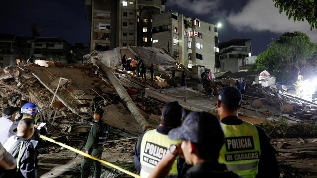 Police officers and rescuers work at the site of damaged buildings in the aftermath of an earthquake, in Caracas, Venezuela, June 24, 2026. REUTERS/Fausto Torrealba