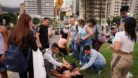 People assist a woman after an earthquake, in Caracas, Venezuela, June 24, 2026. REUTERS/Gaby Oraa     TPX IMAGES OF THE DAY
