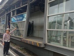 Kronologi Truk Tabrak Halte Tebet Eco Park hingga Porak-poranda