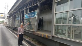Halte TransJakarta Tebet Eco Park, Jakarta Selatan rusak setelah ditabrak sebuah truk pada Kamis (25/6) sekitar pukul 02.55 WIB.