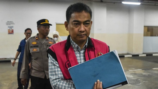 Terdakwa kasus dugaan korupsi tata kelola pertambangan Hery Susanto berjalan menuju mobil tahanan usai Sidang Dakwaan di Pengadilan Tipikor, Jakarta, Kamis (25/6/2026). Mantan Ketua Ombudsman Hery Susanto didakwa menerima suap uang dan rumah senilai 
