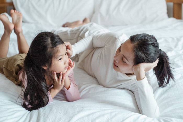 Salah satu kebiasaan orang tua yang bisa membantu anak memiliki mental kuat yakni dengan mengajarkannya berpikir secara realistis