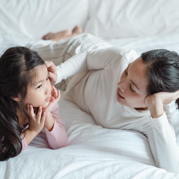 Salah satu kebiasaan orang tua yang bisa membantu anak memiliki mental kuat yakni dengan mengajarkannya berpikir secara realistis