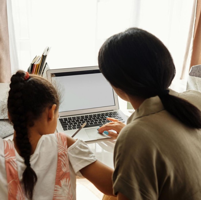 Orang tua bisa membantu anak memberdayakan diri mereka sendiri agar memiliki mental yang tangguh
