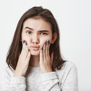 Satu Kebiasaan Malam Hari yang Bikin Wajah Gagal Glowing, Apa Itu?