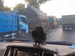 Antrean Panjang Truk Beli Solar di SPBU Pasuruan, Pertalite pun Dibatasi