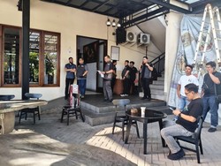 Dalami Aliran Dana Ilegal, Kortastipidkor Polri Geledah Kafe di Sidoarjo