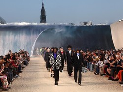 Paris Membara, Pharrell Williams Hadirkan Ombak Segar di Show Louis Vuitton