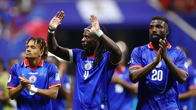 Soccer Football - FIFA World Cup 2026 - Group C - Morocco v Haiti - Atlanta Stadium, Atlanta, Georgia, U.S. - June 24, 2026 Haiti's Martin Experience, Ricardo Ade and Frantzdy Pierrot salute their fans after the match REUTERS/Claudia Greco