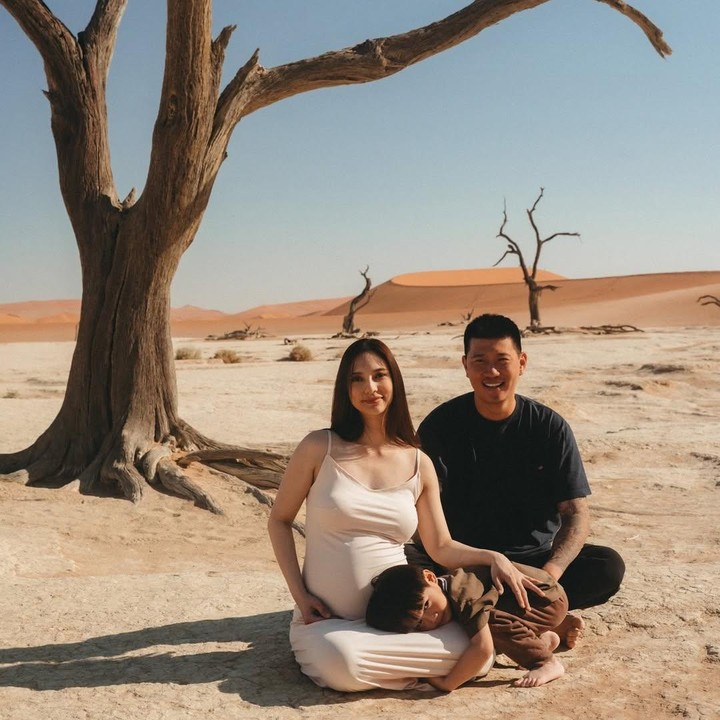 <p>Selain foto sendiri, Nadia juga mengabadikan momen<em> maternity shoot</em> ini bersama suaminya Mikael Mirdad dan putranya Maka. Foto spesial ini ternyata ditujukan untuk sang putra yang sebentar lagi menjadi seorang kakak, Bunda. "<em>To my firstborn, I built my life around you.</em> (Untuk anak sulungku, aku membangun hidupku di sekitarmu)," tulis Nadia.&nbsp;(Foto: Instagram @nadsap)</p>