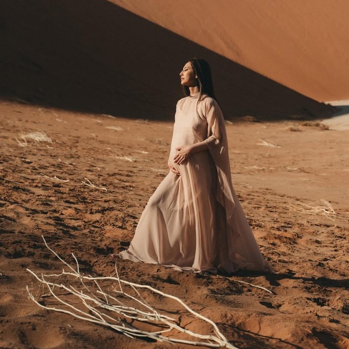 <p>Melalui unggahan di Instagram, Nadia membagikan potret <em>maternity shoot</em>-nya yang indah, berlatar pemandangan gurun di Namibia. Dalam <em>maternity shoot</em> ini, Nadia tampil cantik mengenakan <em>long dress</em> berwarna krem. "<em>Desert memory</em> (Kenangan saat di gurun)," tulisnya di <em>caption</em> unggahan.&nbsp;(Foto: Instagram @nadsap)</p>